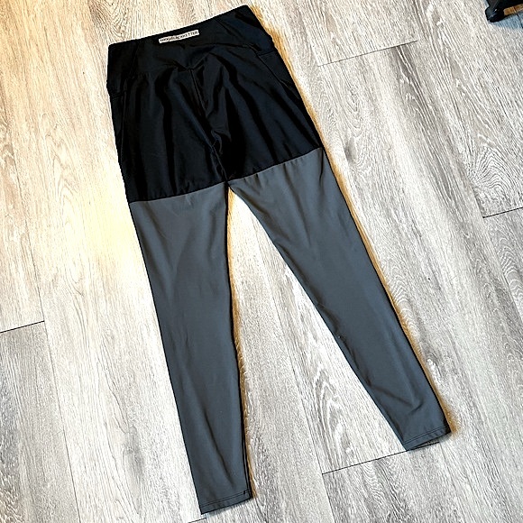 GYMSHARK โข Nikki Blackketter Cross-Waist Leggings โข Size Medium โข Black + Grey - Picture 6 of 15